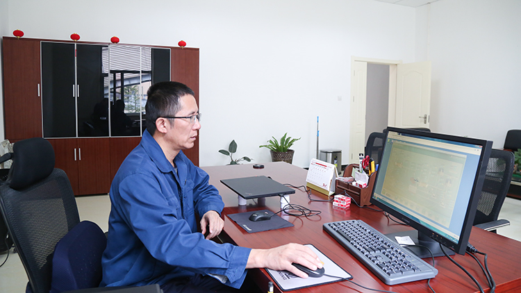 202103181616037343130717.jpg 肖云通過在線檢測系統,分析選礦生產數據.JPG